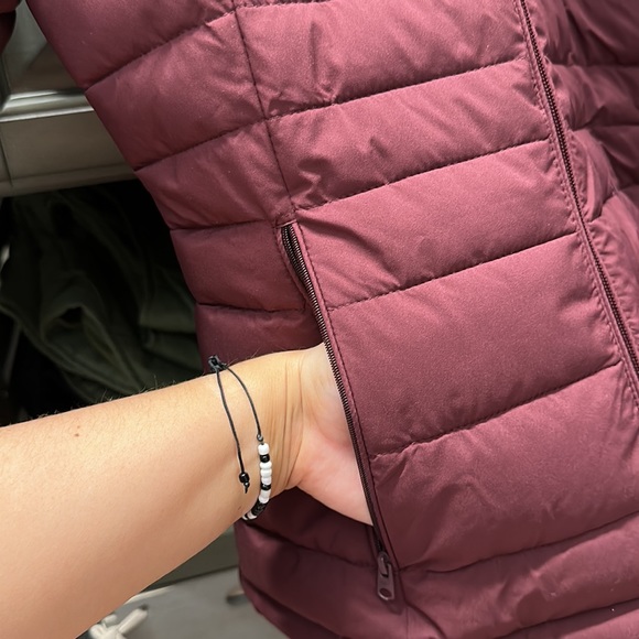 Abercrombie NWT stretch lightweight puffer size small in maroon - Picture 3 of 10